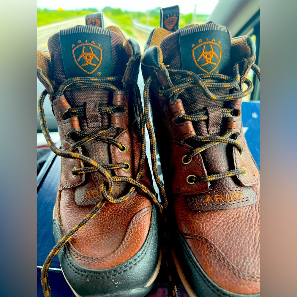 Women’s 7.5B Ariat Women’s Terrain Lace Up Boots